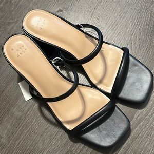 NWT Black sandal block heels